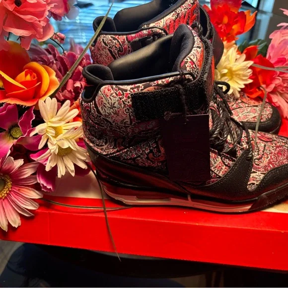 Nike Women’s Sneakers - Picture 14 of 14